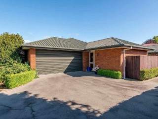 View profile: AVONEHAD - 3 BEDROOM TOWNHOUSE WITH GORGEOUS GARDEN, PET NEGOTIABLE